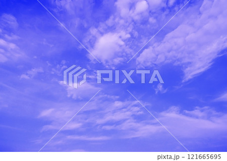 雲のある青空(背景素材) 雲のある青空(背景素材) 121665695