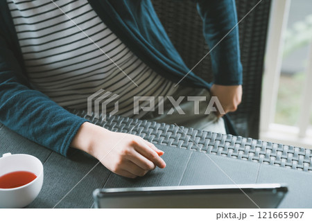 椅子に座ってるとお尻が痛くなる女性 121665907