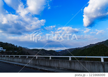 新春の奈良布目ダム寒風吹きすさぶ夕景　ダム堰堤越しに見える北側の夕空 121666000