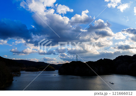 新春の奈良布目ダム寒風吹きすさぶ夕景 日没前の夕日に照らされて輝く雲と湖面のリフレクション① 新春の奈良布目ダム寒風吹きすさぶ夕景 日没前の夕日に照らされて輝く雲と湖面のリフレクション① 121666012