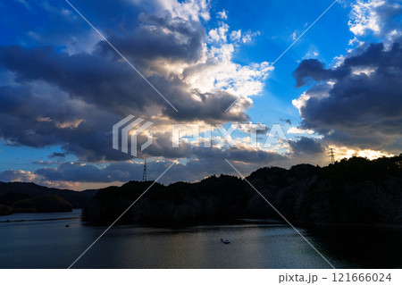 新春の奈良布目ダム寒風吹きすさぶ夕景 雲間から覗く綺麗な青空と暗雲② 新春の奈良布目ダム寒風吹きすさぶ夕景 雲間から覗く綺麗な青空と暗雲② 121666024