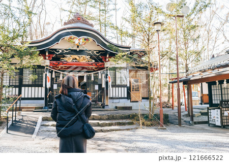 山梨県富士吉田市 新屋山神社 本宮と女性の後ろ姿 2025年1月 山梨県富士吉田市 新屋山神社 本宮と女性の後ろ姿 2025年1月 121666522
