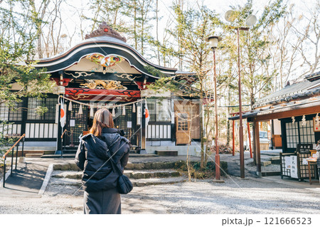 山梨県富士吉田市 新屋山神社 本宮と女性の後ろ姿 2025年1月 山梨県富士吉田市 新屋山神社 本宮と女性の後ろ姿 2025年1月 121666523
