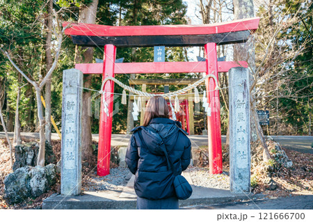 山梨県富士吉田市 新屋山神社 鳥居前にいる女性 2025年1月 山梨県富士吉田市 新屋山神社 鳥居前にいる女性 2025年1月 121666700
