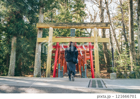 山梨県富士吉田市 新屋山神社 鳥居前にいる女性 2025年1月 山梨県富士吉田市 新屋山神社 鳥居前にいる女性 2025年1月 121666701