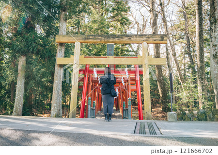 山梨県富士吉田市 新屋山神社 鳥居前にいる女性 2025年1月 山梨県富士吉田市 新屋山神社 鳥居前にいる女性 2025年1月 121666702