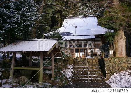 岡山県勝田郡奈義町にある浄土宗の寺「菩提寺」（全国銘木百選にも選ばれた大イチョウで有名）：雪景色 121666759