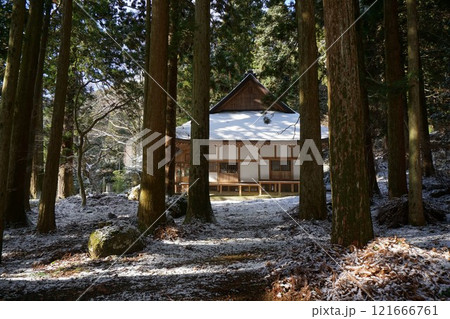 岡山県勝田郡奈義町にある浄土宗の寺「菩提寺」(全国銘木百選にも選ばれた大イチョウで有名):雪景色 岡山県勝田郡奈義町にある浄土宗の寺「菩提寺」(全国銘木百選にも選ばれた大イチョウで有名):雪景色 121666761