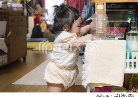【キッチンでつかまり立ちをするツインテールの赤ちゃん】 【キッチンでつかまり立ちをするツインテールの赤ちゃん】 121666809