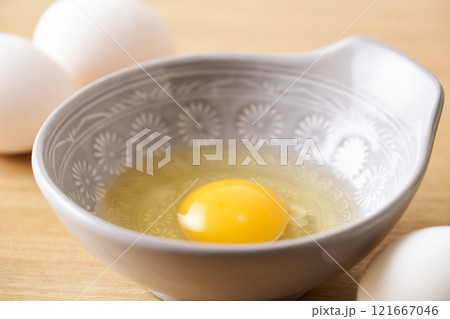 皿に盛った生卵 121667046