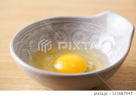 皿に盛った生卵 皿に盛った生卵 121667047