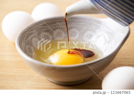 生卵に醤油をかける 生卵に醤油をかける 121667065