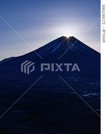 山梨県・竜ヶ岳から見るダイヤモンド富士 121667066