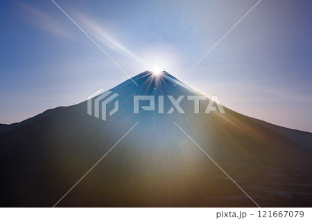 山梨県・竜ヶ岳から見るダイヤモンド富士 121667079