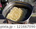 屋外でインスタントラーメン 121667090