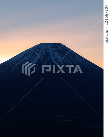 冬の竜ヶ岳より望む朝焼けの空と富士山のシルエット 冬の竜ヶ岳より望む朝焼けの空と富士山のシルエット 121667107