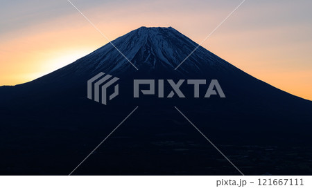 冬の竜ヶ岳より望む朝焼けの空と富士山のシルエット 冬の竜ヶ岳より望む朝焼けの空と富士山のシルエット 121667111
