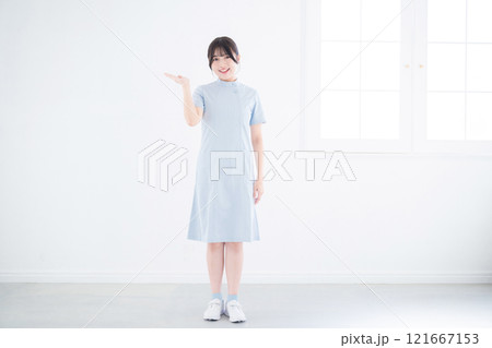 一般看護師のお勧めのポーズ　案内や受付のイメージ カメラ目線の全身 121667153