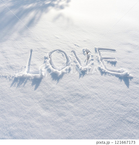 雪に書いた「LOVE」の文字 121667173