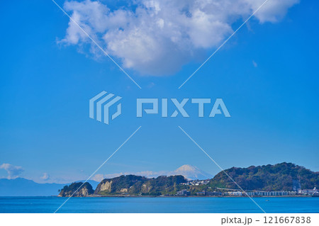 神奈川県鎌倉市材木座海岸から西側(富士山,坂ノ下方面)の眺望 神奈川県鎌倉市材木座海岸から西側(富士山,坂ノ下方面)の眺望 121667838