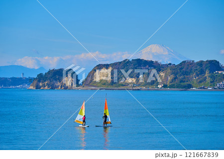 神奈川県鎌倉市材木座海岸から西側(富士山,坂ノ下方面)の眺望 神奈川県鎌倉市材木座海岸から西側(富士山,坂ノ下方面)の眺望 121667839