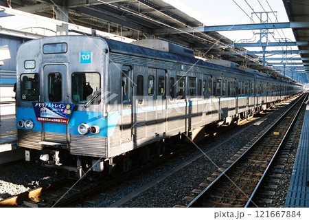 妙典に停車する東京メトロ東西線の5000系 121667884