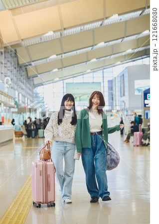 空港内を歩く女性2人 121668080