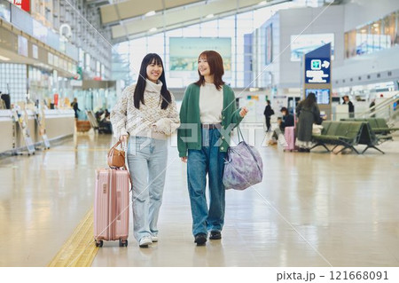 空港内を歩く女性2人 空港内を歩く女性2人 121668091
