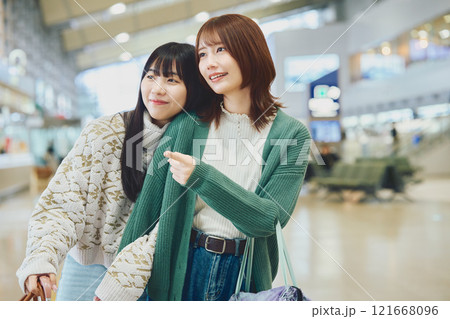 旅行にきた女性2人 旅行にきた女性2人 121668096