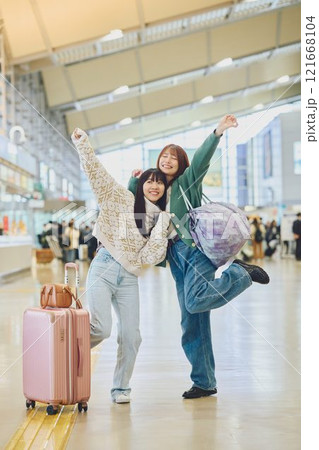 空港ではしゃぐ女性 121668104