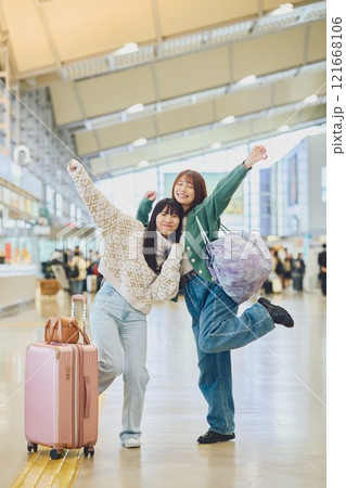 空港ではしゃぐ女性 121668106