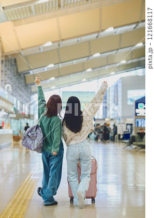 空港内を歩く女性2人 121668117