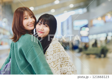 旅行にきた女性2人 旅行にきた女性2人 121668123