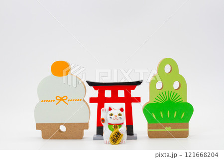 門松と鏡餅と鳥居と招き猫 門松と鏡餅と鳥居と招き猫 121668204
