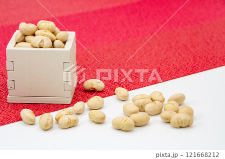 紅白背景に桝に入った豆 121668212