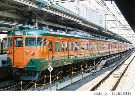 東京に停車する東海道線113系の回送列車 東京に停車する東海道線113系の回送列車 121668332