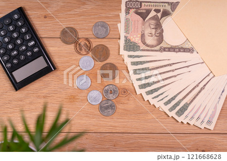 給料日に机上にてお金の計算 121668628