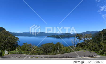 青森県十和田湖発荷峠第一展望休憩所からの眺望 121668692