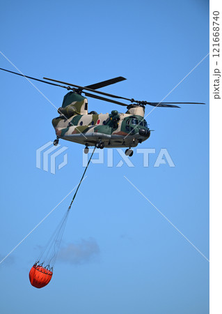 消火訓練を行う航空自衛隊のCH-47J 121668740