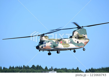 展示飛行を行う航空自衛隊のCH-47J 121668743
