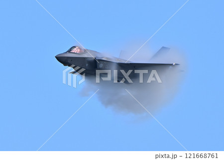航空自衛隊 F-35A ステルス戦闘機がべーパーコーンを発生させながら高速飛行する様子 航空自衛隊 F-35A ステルス戦闘機がべーパーコーンを発生させながら高速飛行する様子 121668761