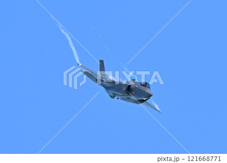 航空自衛隊 F-35A ステルス戦闘機の機動飛行 航空自衛隊 F-35A ステルス戦闘機の機動飛行 121668771