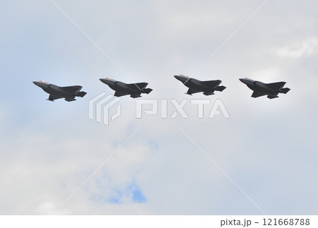 航空自衛隊　F-35A　ステルス戦闘機の編隊飛行 121668788
