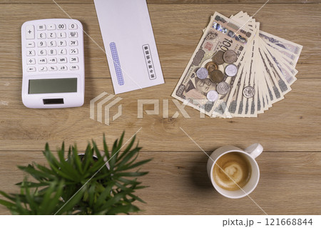 給料日に机上にてお金の計算 121668844