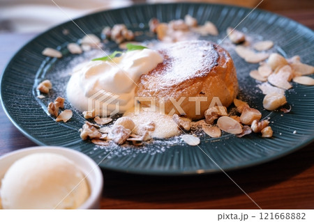 カフェのテーブルに並んだ青い皿とデザート【アイスクリーム添え】 カフェのテーブルに並んだ青い皿とデザート【アイスクリーム添え】 121668882