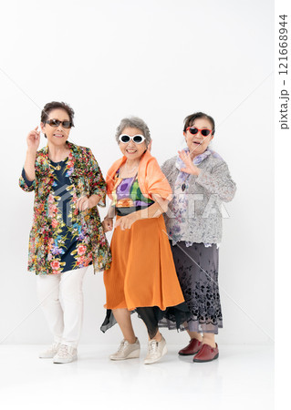 シニア 女性 パリピ シニア 女性 パリピ 121668944