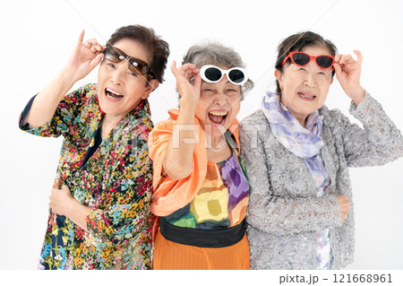 シニア　女性　パリピ 121668961