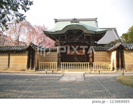 京都市の高台寺の勅使門 121668985