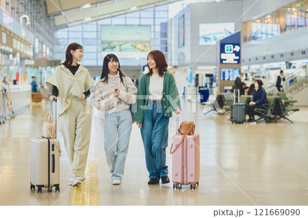 空港内を歩く女性 空港内を歩く女性 121669090