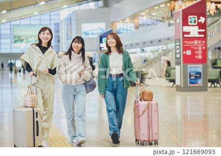 空港内を歩く女性 121669093